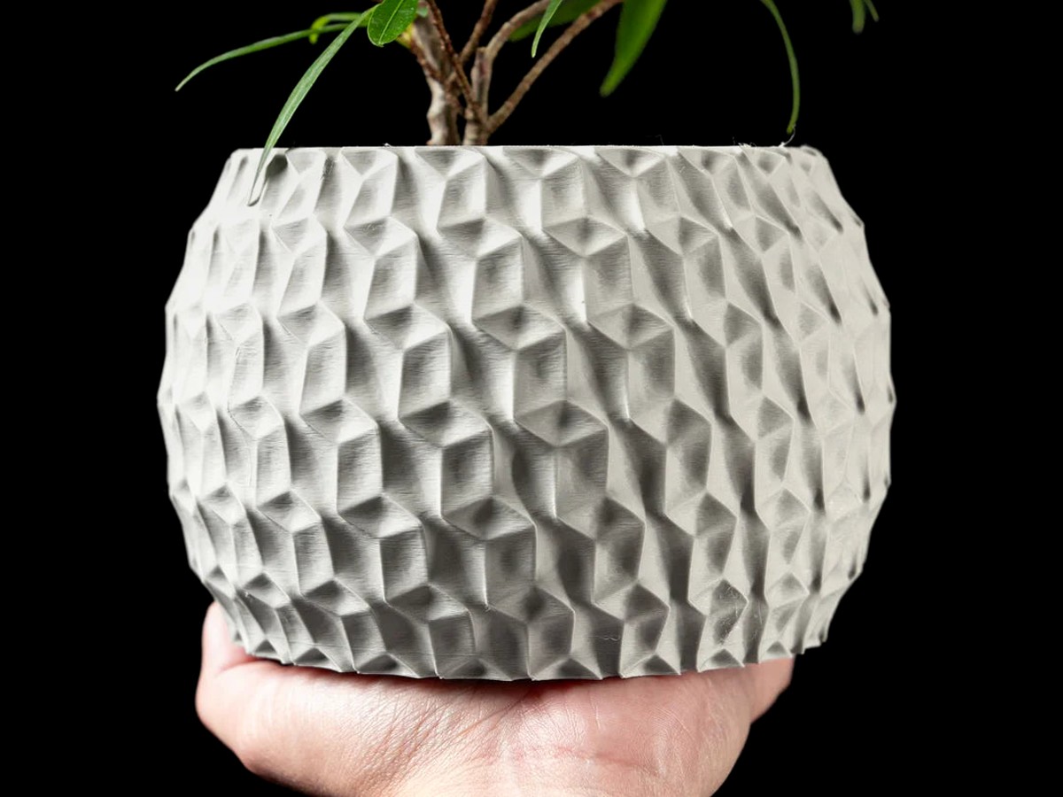 Maceta negra de geometría compleja de la colección Fractal